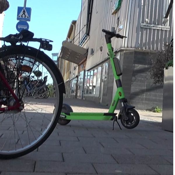 Till vänster: elsparkcyklel på gata. Till höger: korthårig kvinna i 60-årsåldern från Synskadades Riksförbund.