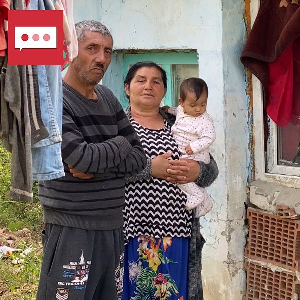 En rumänsk familj står framför sitt hus i Valea Seaca i Rumänien.
