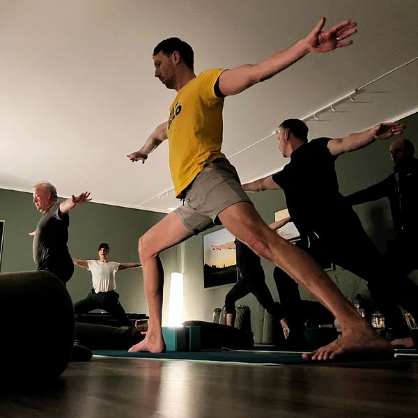 Delad bild med personer som gör yoga till vänster och person som sitter på en yogamatta och tittar in i kameran till höger