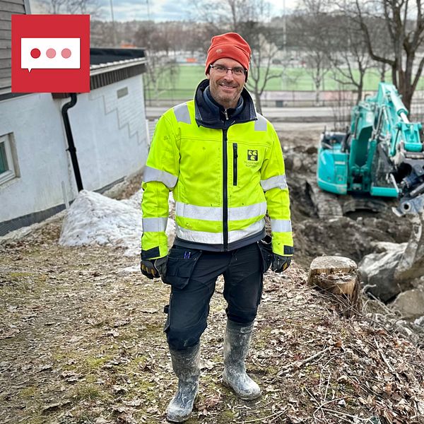Miljöingenjör Jonas Rasmusson framför en arbetande grävskopa.