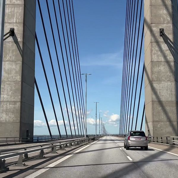 Delad bild. Till vänster: bil kör över Öresundsbron. Till höger: utrikesminister Maria Malmer Stenergard (M) i Köpenhamn.
