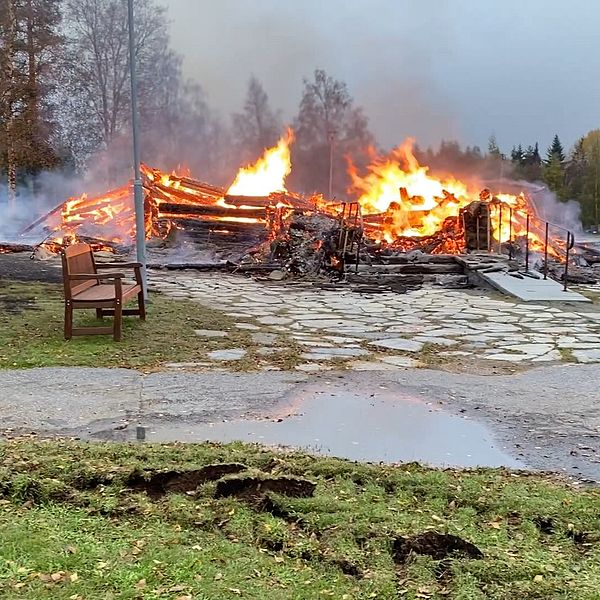 Kyrkobranden till vänster och kyrkoherden till höger.