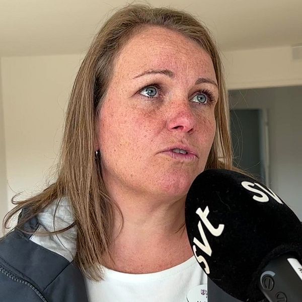 Vänster: Malin Gisselfeldt, fastighetschef vid Ljusnarsbergs kommun. Höger: Extriör av  Källtorpsvägen 12 i Kopparberg. 50-talshus i gult tegel med klarblå himmel med vita moln i bakgrunden.