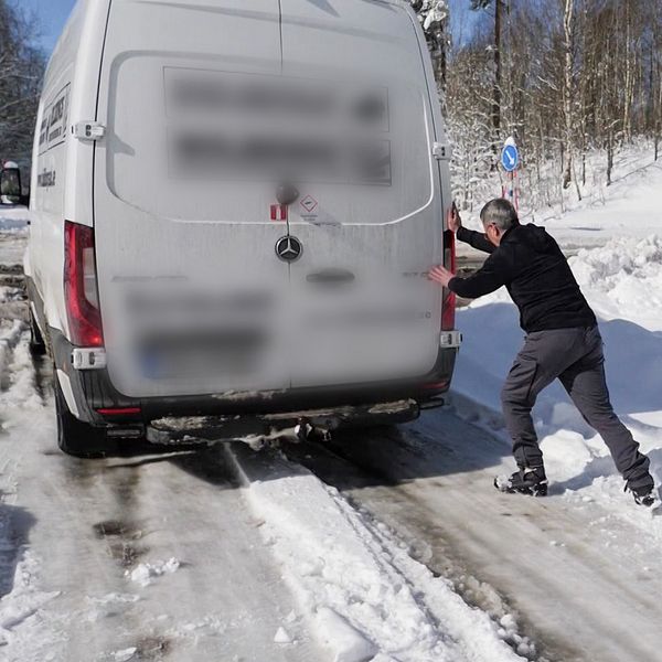 Till vänster: En skåpbil som kört fast på snöig väg. Till höger: Goran Todorovic ler in i kameran.