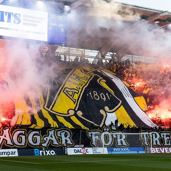 Delad bild. Vänster: fotbollsklack med tifo och rök.