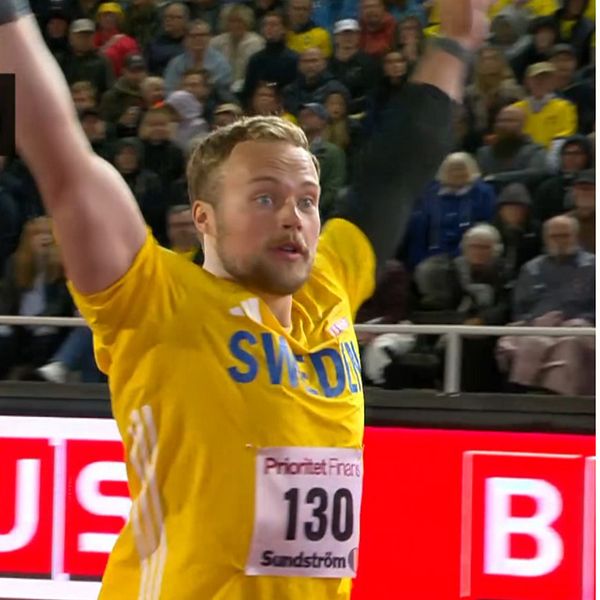 Svensk kulstötare firar efter att ha stött över 20 meter vid tävling inför publik.