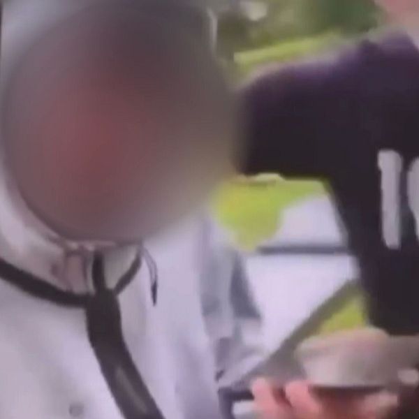 Delad bild. Första sektionen visar en person i en hoodie med suddat ansikte som håller något, suddig bakgrund indikerar utomhusmiljö. Andra sektionen visar en maskerad person inomhus som håller i en pistol, ansiktet är pixlat för anonymitet.