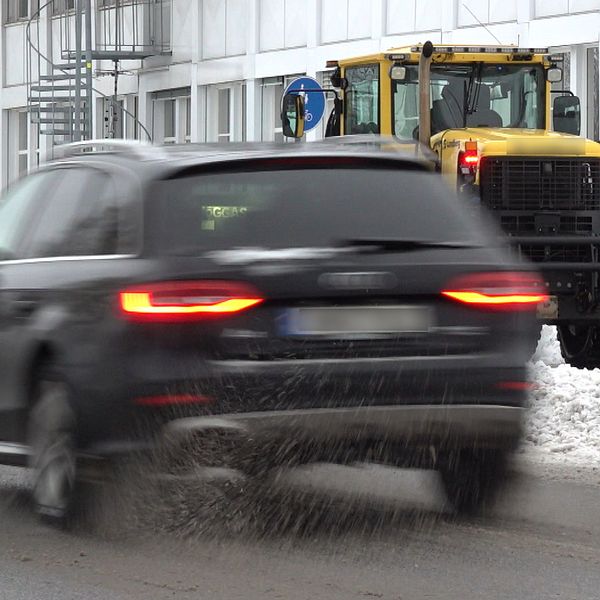 Bil och traktor i vintermiljö.