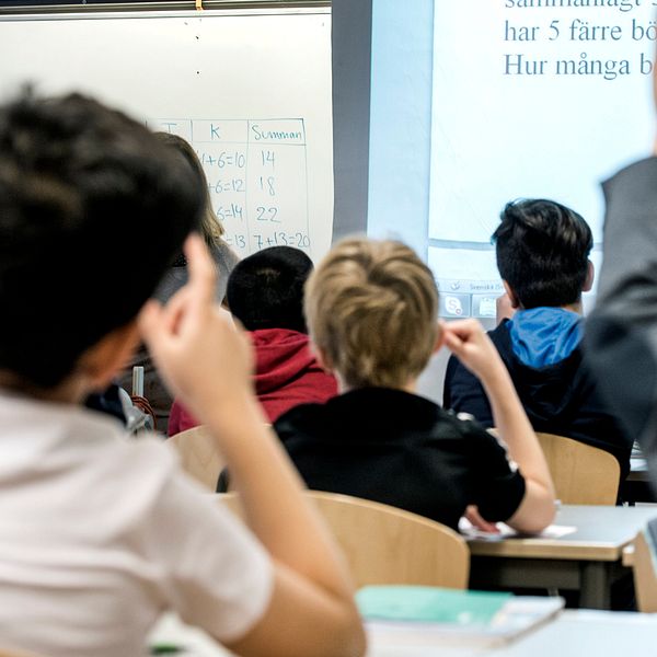 En delad bild som visar en klassrumsmiljö till vänster, där elever sitter vid sina bänkar och deltar i en lektion med en projektor i bakgrunden. Till höger syns en person med långt hår och en mörk klädsel som står utomhus.