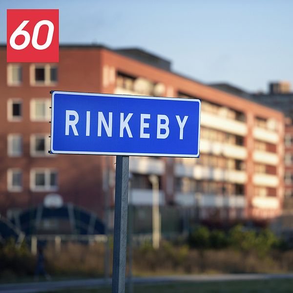 Vägskylt på Rinkeby med bostadshus i bakgrunden, till höger bilder på dockor på en barnavårdscentral.