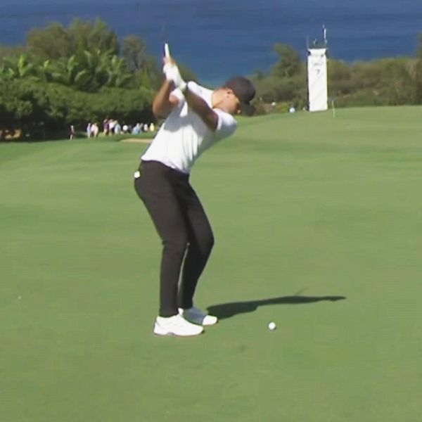 En delad bild som visar två scener från en golfturnering. Den vänstra sektionen visar en golfspelare som svingar sin klubba på en grön golfbana med havet i bakgrunden. Den högra sektionen visar en närbild på golfspelaren som håller i en golfklubba med en sportig klädsel och händerna synliga.
