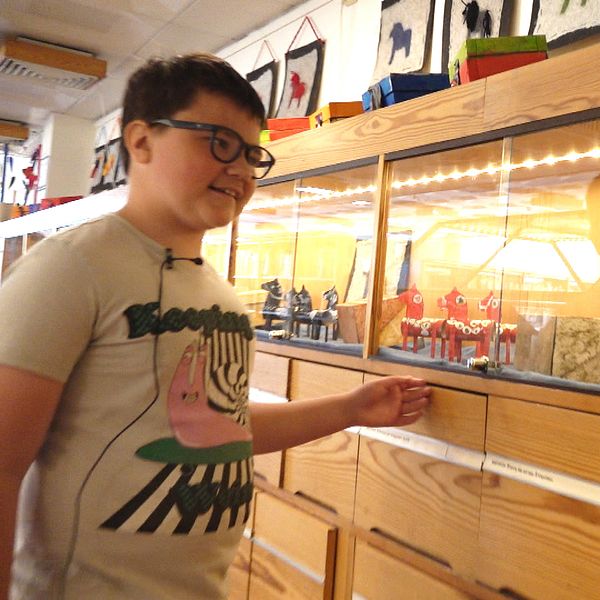 eleven Henry Östberg och bibliotekarien Helena Engdahl visar konstutställningen på stadsbiblioteket i Falun
