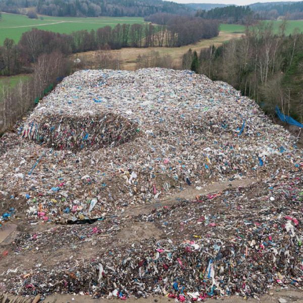 Delad bild. Till vänster: stort sopberg utomhus. Till höger: person intervjuas inomhus.