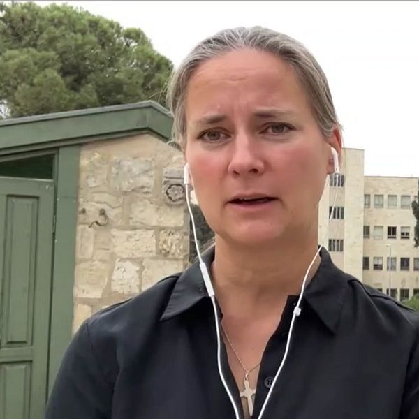 En kvinna på plats i Jerusalem som pratar om de attacker som genomförts mot Israel.
