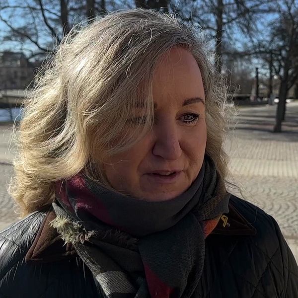 Marie Oudin (M), kommunpolitiker i Kristinehamn och Natoflagga.