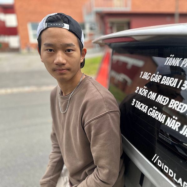Leo Furstenborg vid bakrutan med uppmanande dekaler på sin A-traktor.