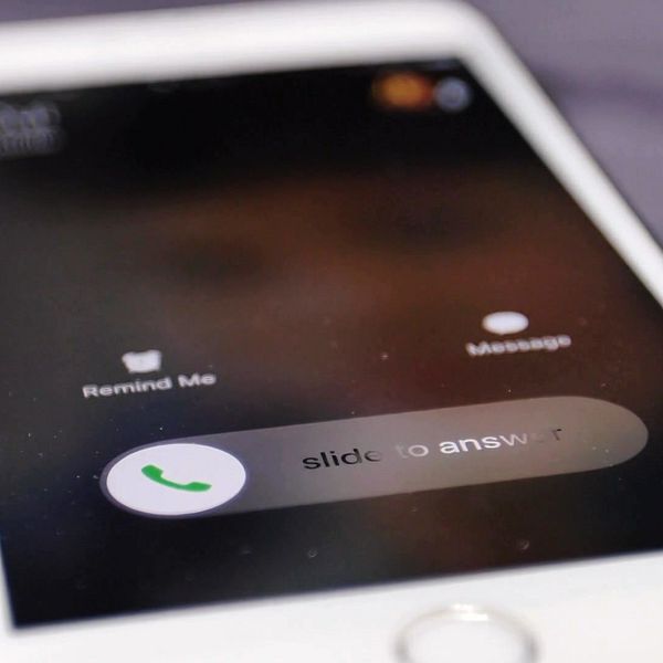 Till vänster en mobiltelefon som ringer. Till höger en kvinna som blir intervjuad.