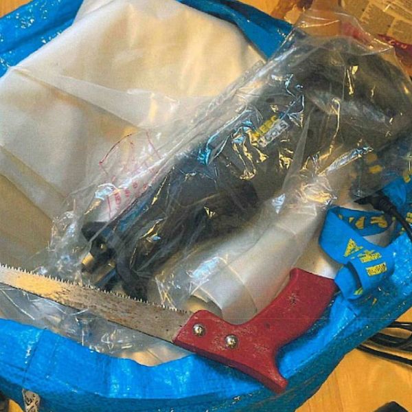 Bilder från polisens förundersökning, bland annat två sågar, svarta plastpåsar och presenning.