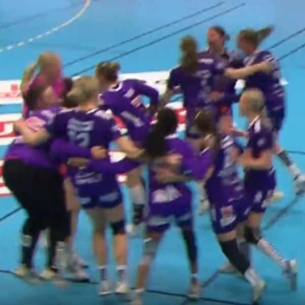 Tvådelad bild. Vänster: firande handbollsspelare. Höger: guldhattar lyfts vid firande.