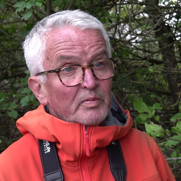 Til vänster, Anders Wirdheim, ordförande för Halmstads Ornitologiska Förening. Till höger, en skarv i ett kikarsikte.