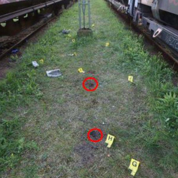 Till vänster syns en bild där polisen ringat in intressanta spår vid bangården där Emilia hittades död. Till höger syns en bild på silvertejp som ska ha används vid mordet.