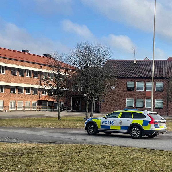 Till vänster: polisbil utanför Bäckaskolan i Gnosjö. Till höger: porträttbild på kommundirektörn Anna Engström