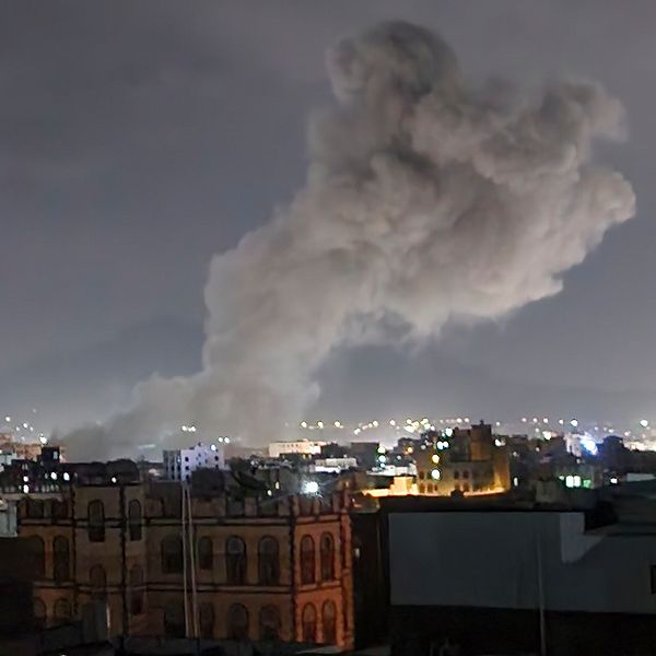 Delad bild. Vänster: explosionsrök över stad på natten. Höger: mörkt område med kraftiga strålkastare.