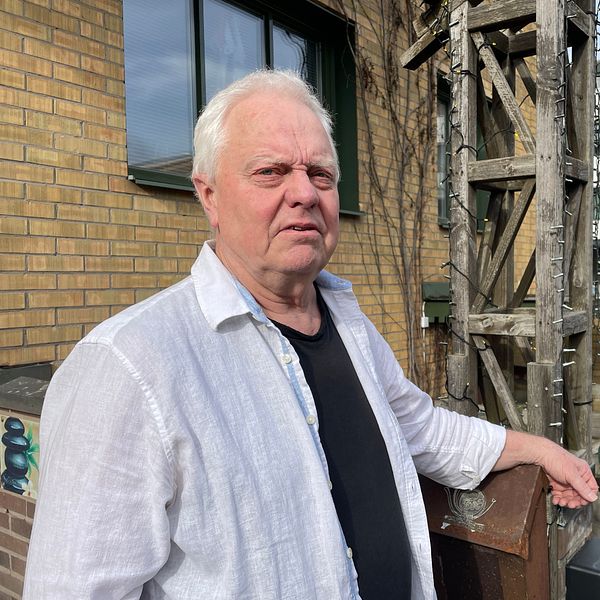 Delad bild. Vänster: äldre man i vit skjorta utomhus. Höger: massagebehandling i ett rum.