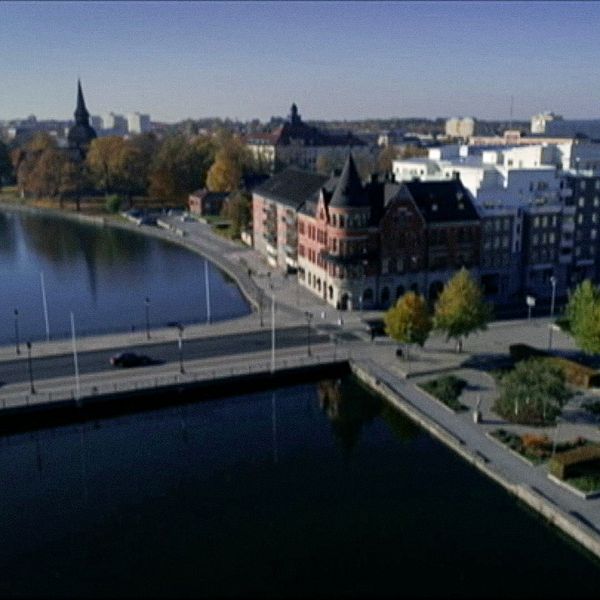 Till vänster en drönarbild över Eskilstuna, till höger Joanna Bartoszewicz, vd för Happy City Hub som ler.
