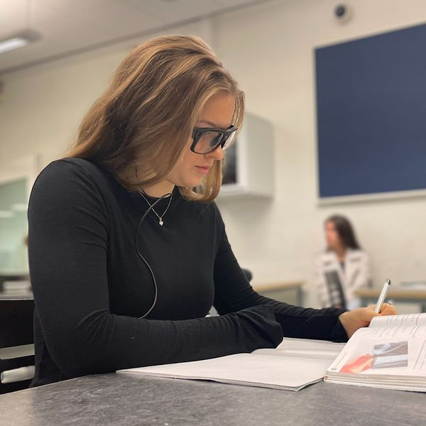 Eleven Nicolin Bossen räknar matte under en lektion på Elinebergsskolan. Ett par glasögon med eyetracking spårar hennes blick.