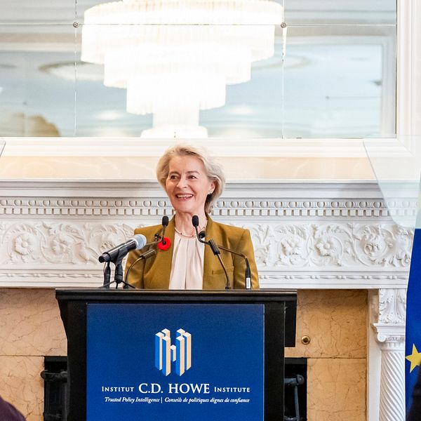 Ursula von der Leyen talar vid toppmötet mellan EU och Kanada i Ottawa