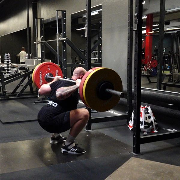 Splittbild: Kvinna till höger och man i ett gym till vänster