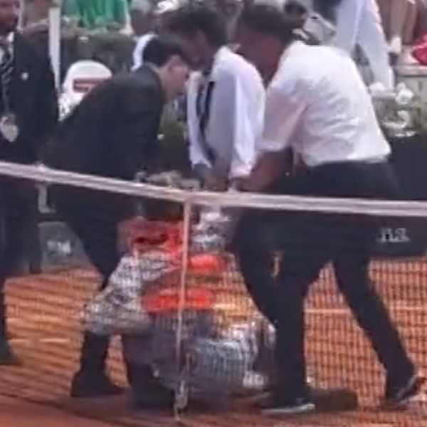 Aktivister tog sin in på tennisbanan och kastade konfetti.