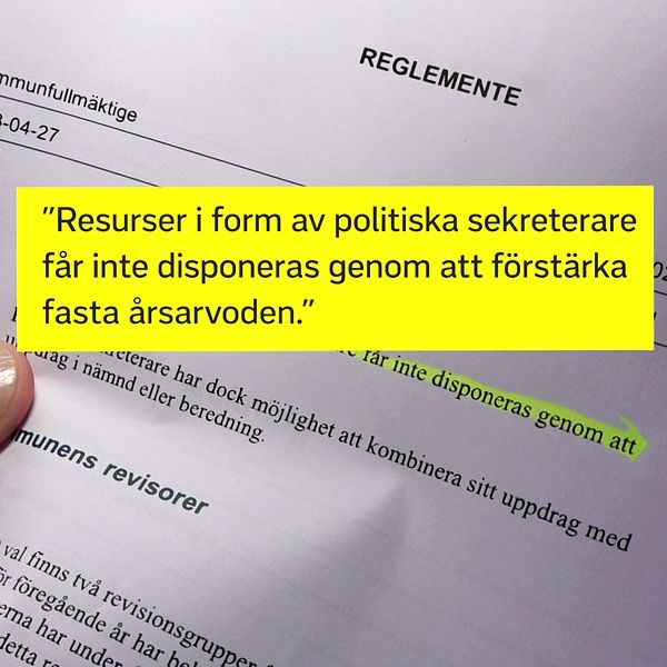 En delad bild som visar två sektioner. Till vänster finns en hand som håller ett dokument med rubriken ”REGLEMENTE” och en del av texten markerad, som lyder: ”Resurser i form av politiska sekreterare får inte disponeras genom att förstärka fasta årsarvoden.” Till höger syns två personer, Emanuel Ksiazkiewicz (S) och SVT:s reporter Jens Larsson, som tittar på S-politikerns lönespecifikationer.
