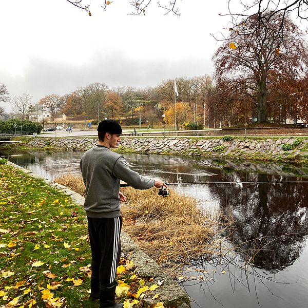 Man, som heter Rod Sandell, fiskar vid Ronnebyån genom Ronneby.