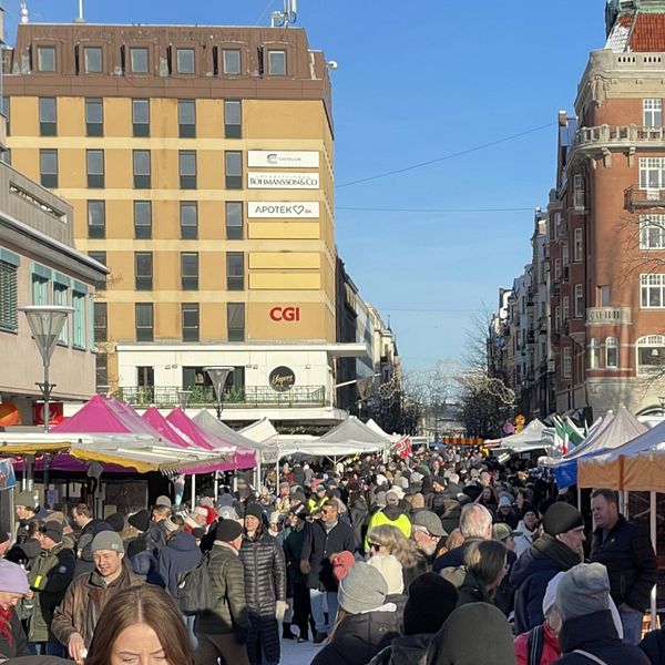 Myller med folk på Storgatan under Hindersmässan på lördagen den 27 januari 2024.
