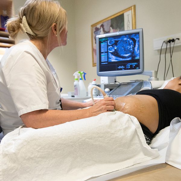 En tvådelad bild. På ena bilden är det en sjuksköterska som gör ultraljud. På andra bilden en kvinna.