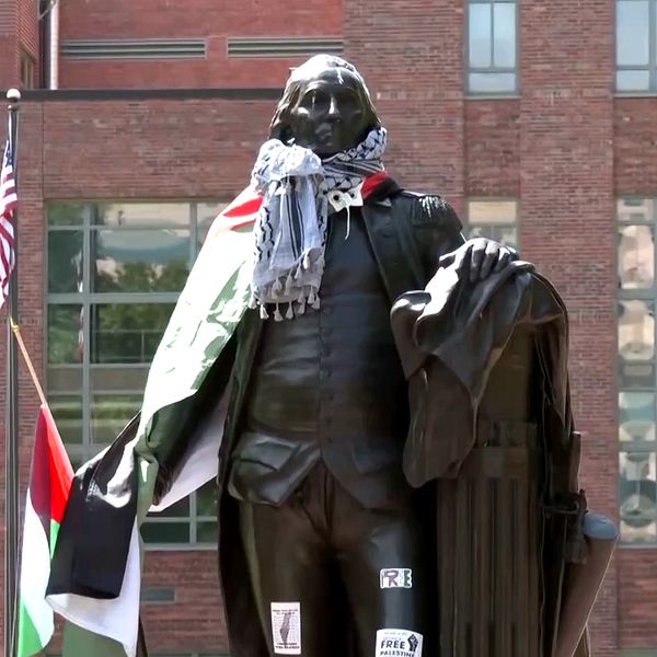 Staty av George Washington i Palestinas flagga, tältläger
