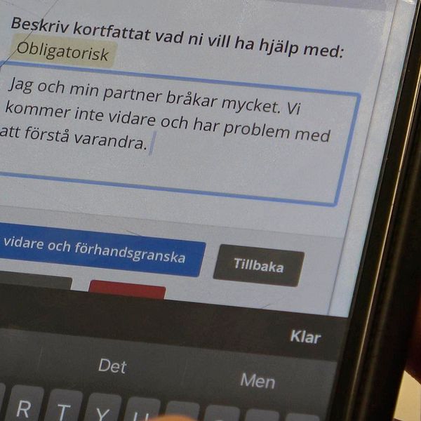 Mobil med text som syftar på en dålig relation och en kvinna i grön tröja