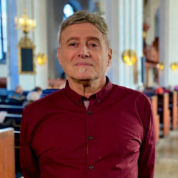 Henry Ceder står i gången i Västerås domkyrka.