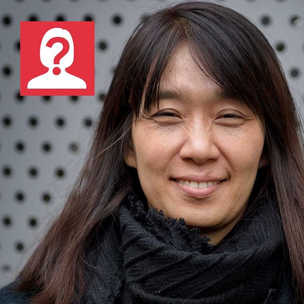 Han Kang ler och tittar in i kameran