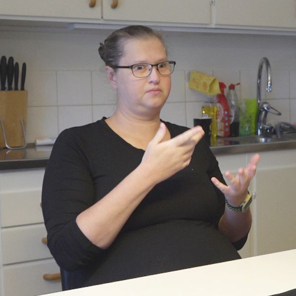 Dövblinda Evelina Lindberg och tolken Nina Harila.