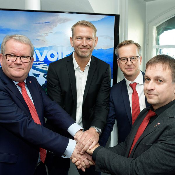 Tvådelad bild. Vänster: fyra män skakar hand. Höger: man i svartvit intervju med mikrofoner.