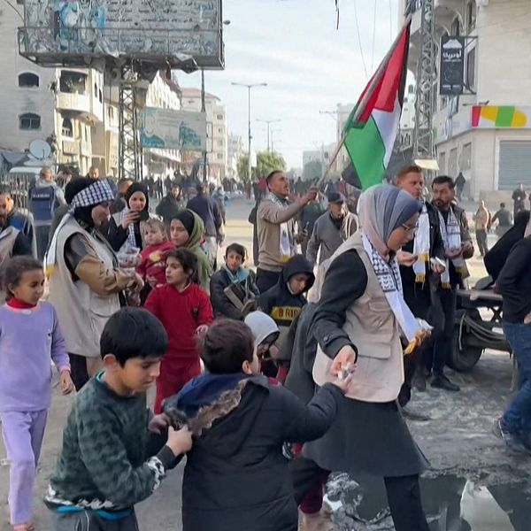 En delad bild som visar två olika scener. Den vänstra sidan visar en folkmassa som deltar i en demonstration med palestinska flaggor och aktivister, inklusive kvinnor och barn som håller varandra i handen och går på en gata. Den högra sidan av bilden visar en närbild av en person, delvis ur fokus, som sitter inomhus med industrikänsla i bakgrunden.