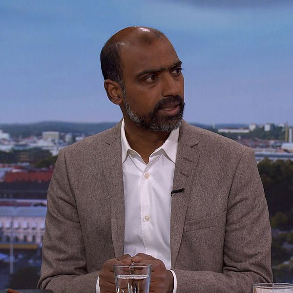 Delad bild. Till vänster: intervju i studio. Till höger: byggnad med skadad takstruktur.