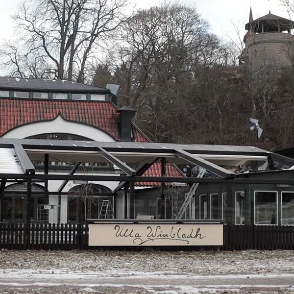Uteserveringen på restaurang Ulla Winbladh och SVT:s reporter Adam Berlin.