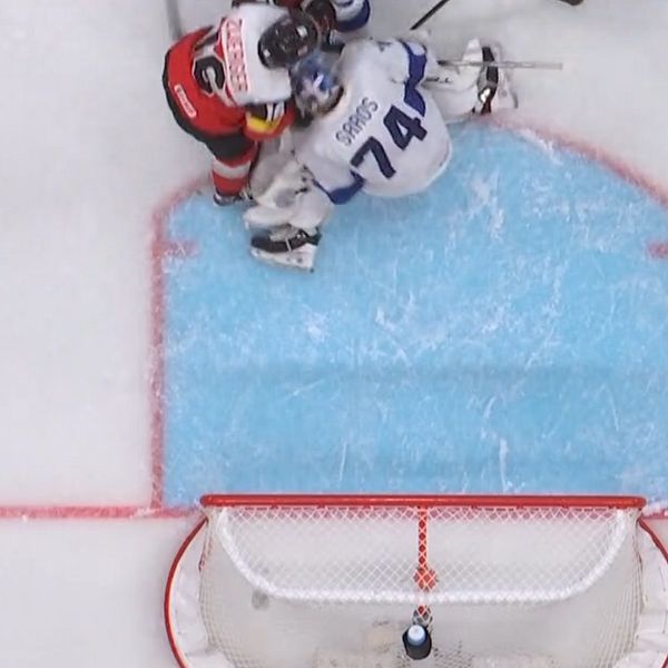 Delad bild. Till vänster: hockeyspelare framför målbur. Till höger: domare med utsträckta armar.