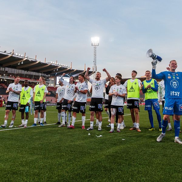 ÖSK-spelare firar derbysegern framför publiken och Jonas Lindegren, vd för ÖSK Fotboll.