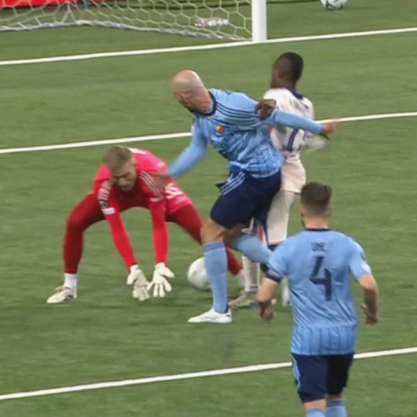 Delad bild. Till vänster: fotbollsspelare vid målchans. Till höger: spelare i Djurgårdens IF-tröja.