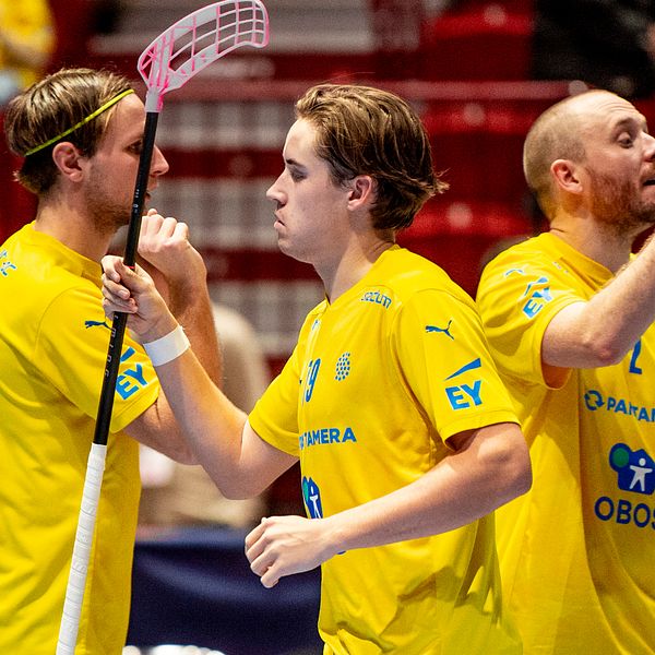 En delad bild som visar två scener. Den vänstra sektionen visar spelare i gula sporttröjor som firar ett mål på en innebandymatch, med en spelare i förgrunden som håller sin klubba i luften. Den högra sektionen visar en kommentator som sitter vid en mikrofon, iklädd en mörk jacka och hörlurar, med sportevenemanget i bakgrunden.